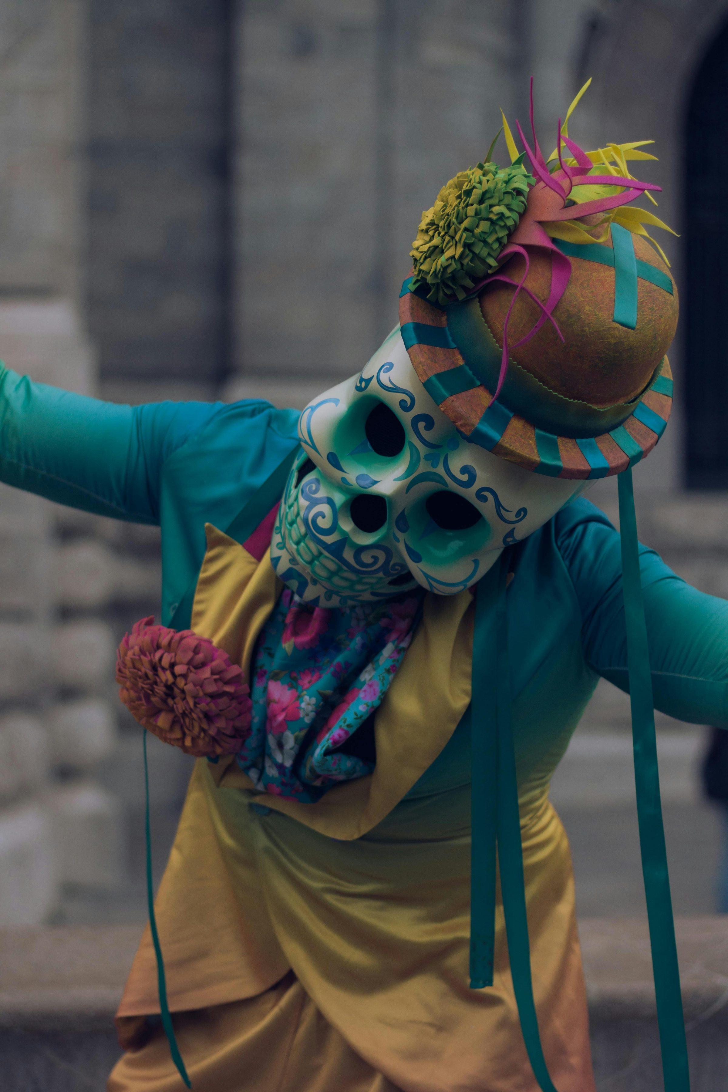 Oaxaca, comparsa con máscara de catrín turquesa y traje colorido