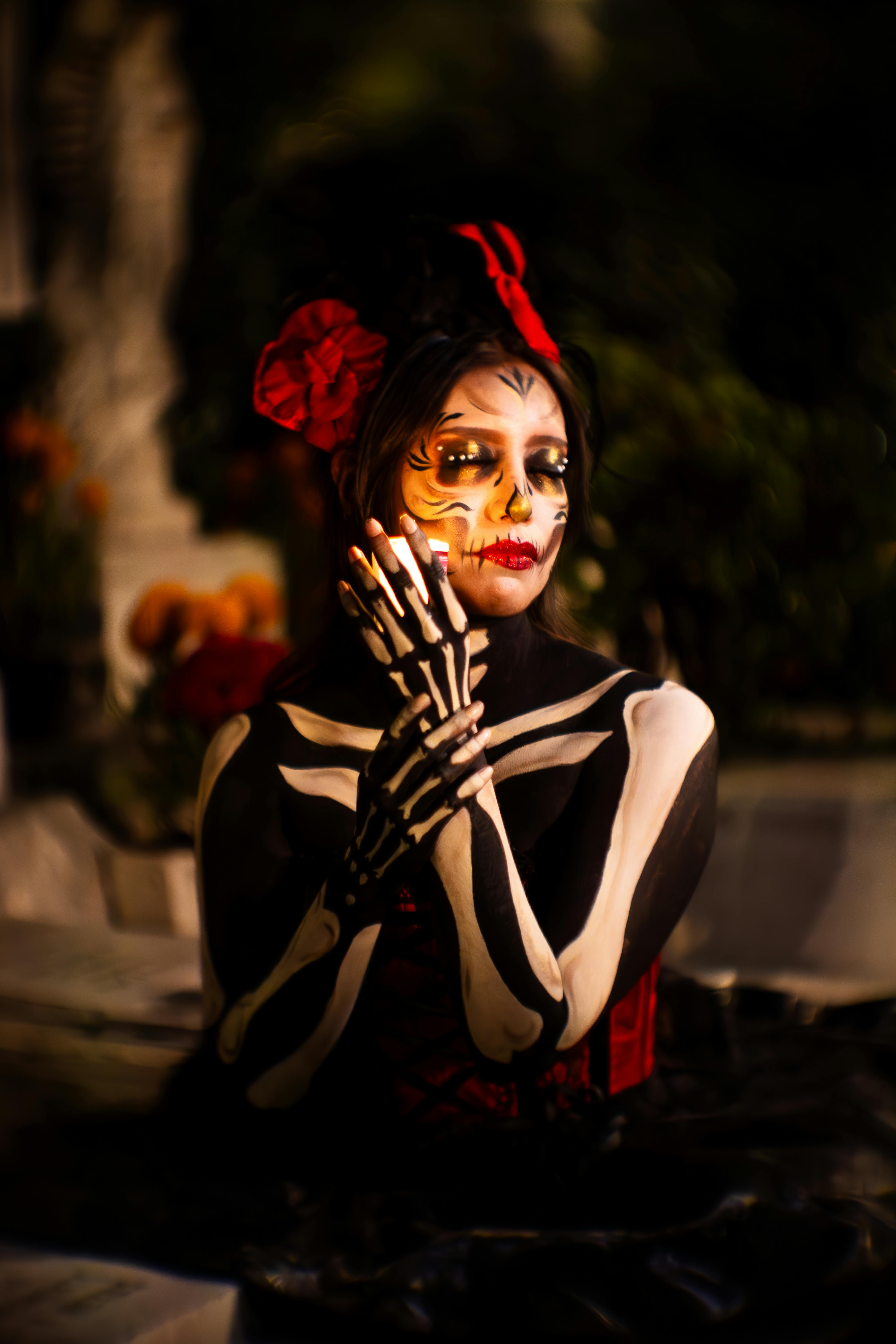 Noche de Muertos en Michoacán, catrina con vela en cementerio iluminado